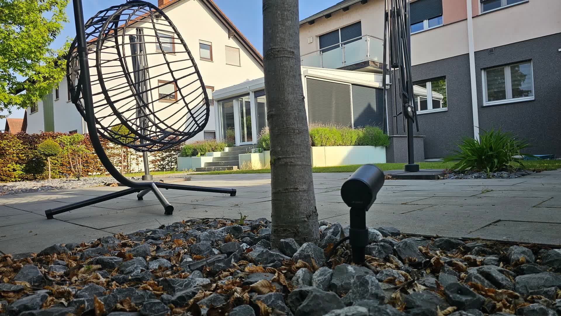 Beleuchtung Ludwigshafen – Steinel Garten Außenleuchte leuchtet auf Haus Gartenansicht, Referenzfoto 2 von 8 (VOLTavis - Elektrotechnik Meisterbetrieb)