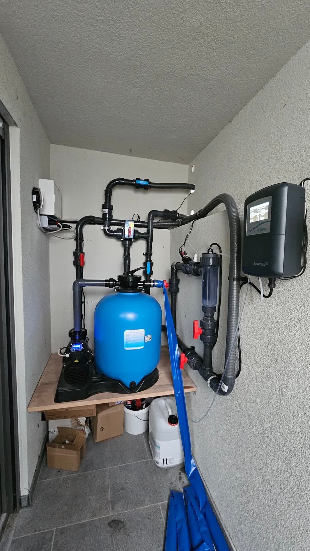 Pooltechnik Ludwigshafen – Pooltechnik Gesamtansicht Kollektor, Referenzfoto 1 von 5 (VOLTavis - Elektrotechnik Meisterbetrieb)